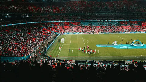 “曼城携手EA FC，欧冠激战皇马，联名战袍震撼发布在即！”